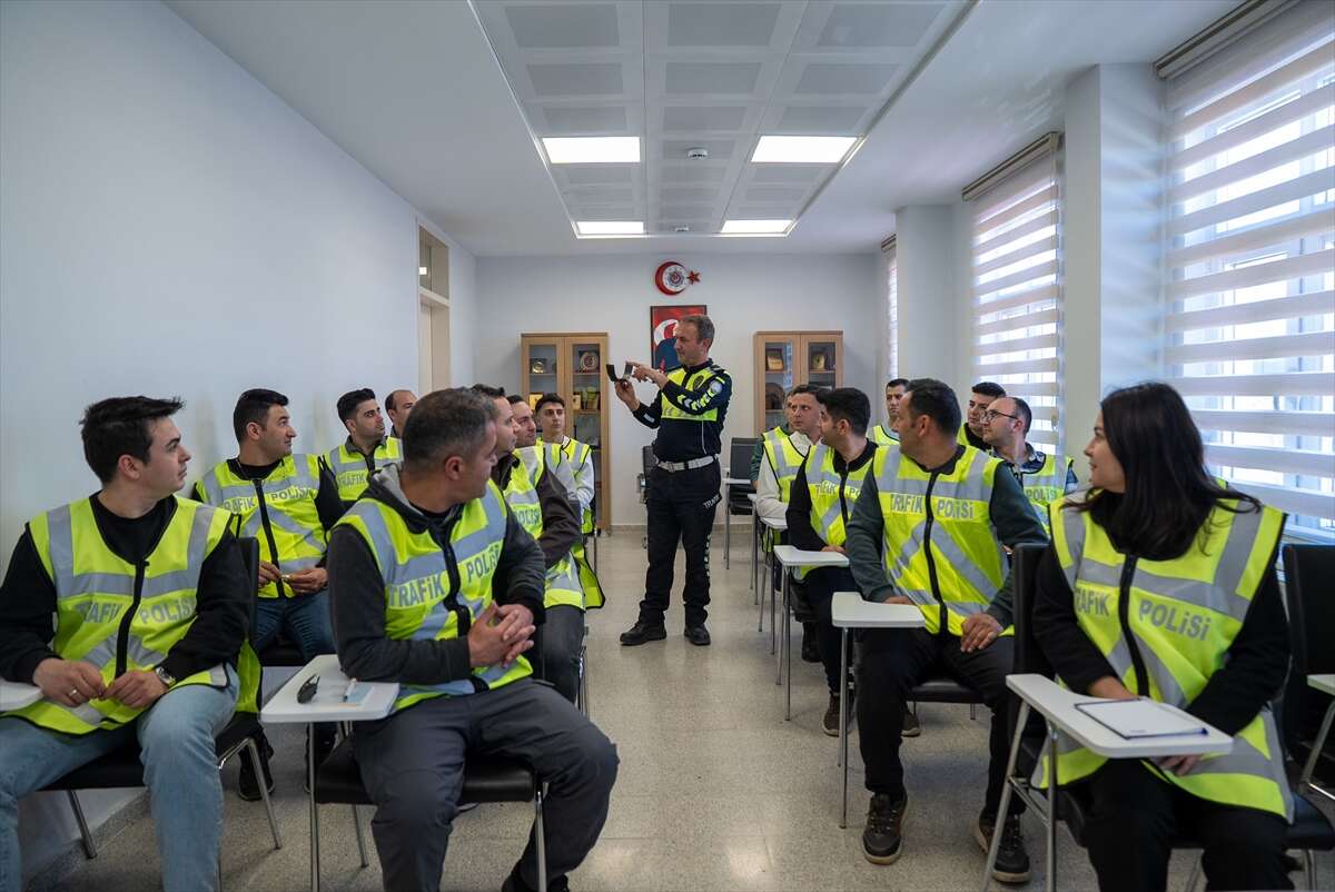 Trafik polisleri kazalara karşı özel parkurlarda eğitiliyor 13