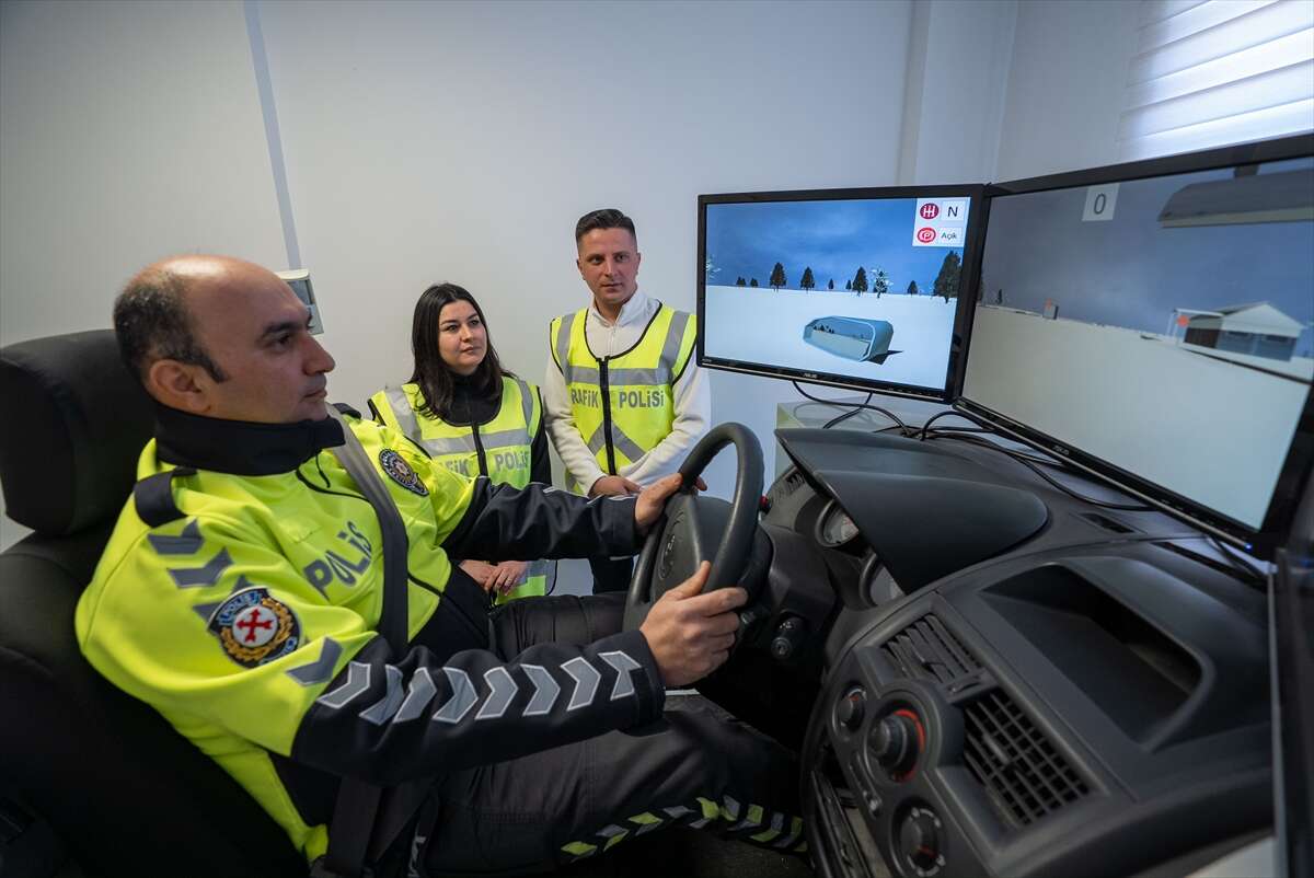 Trafik polisleri kazalara karşı özel parkurlarda eğitiliyor 17