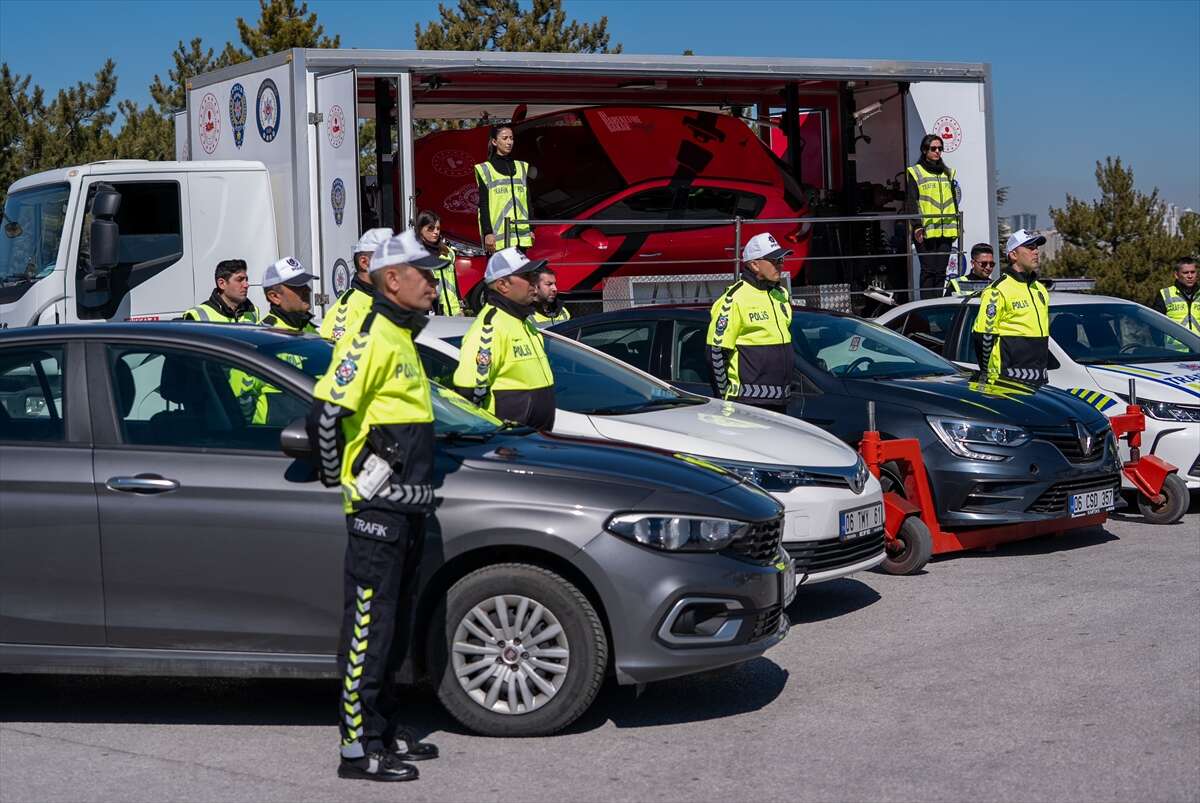 Trafik polisleri kazalara karşı özel parkurlarda eğitiliyor 14