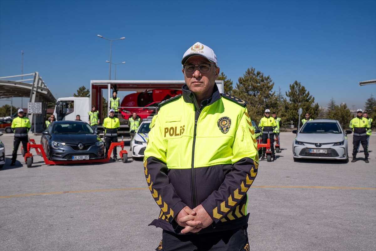 Trafik polisleri kazalara karşı özel parkurlarda eğitiliyor 16
