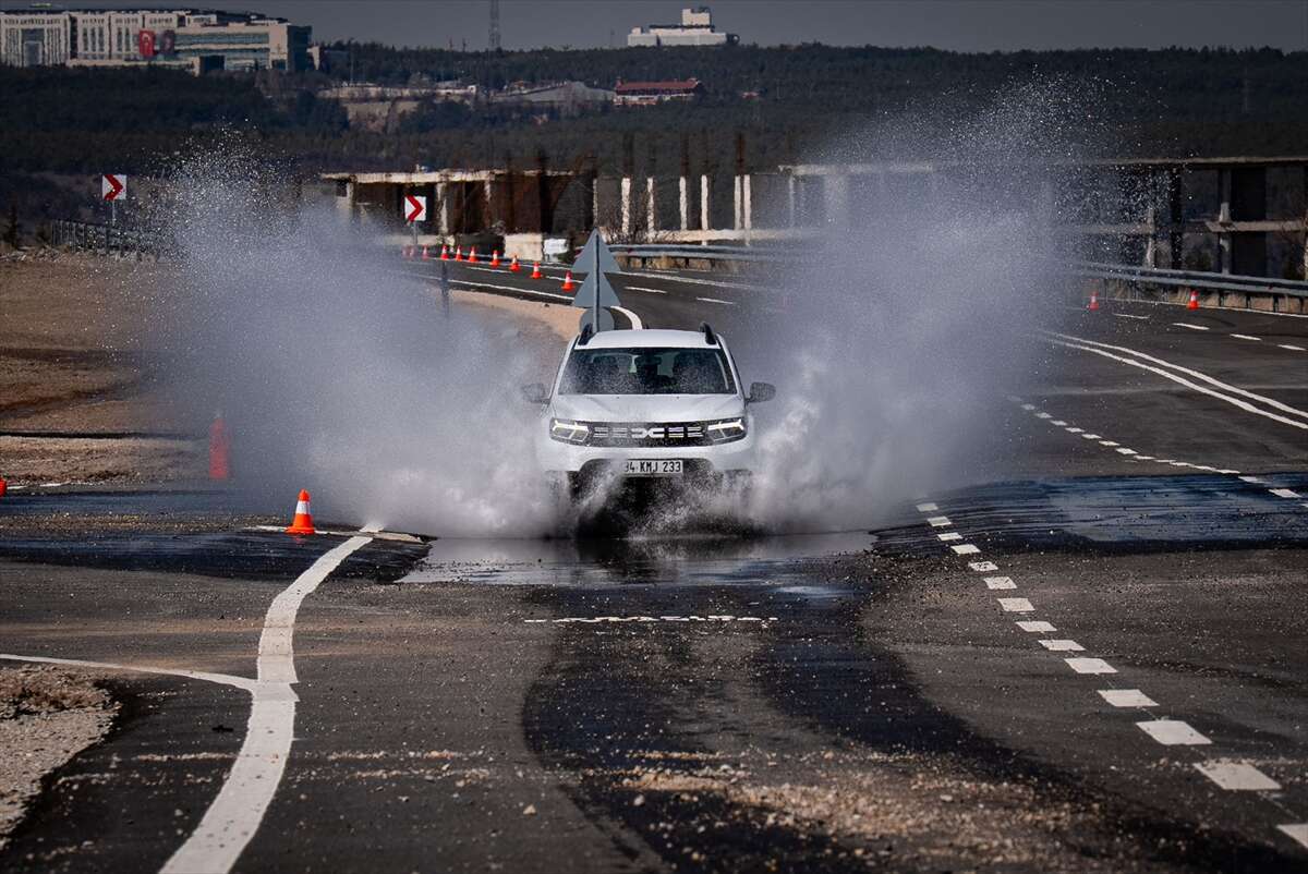 Trafik polisleri kazalara karşı özel parkurlarda eğitiliyor 1