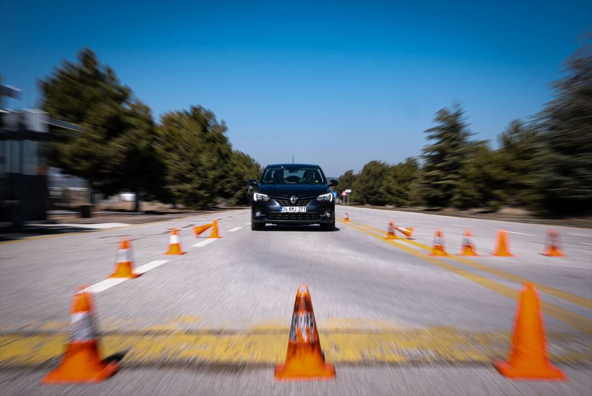 Trafik polisleri kazalara karşı özel parkurlarda eğitiliyor 2