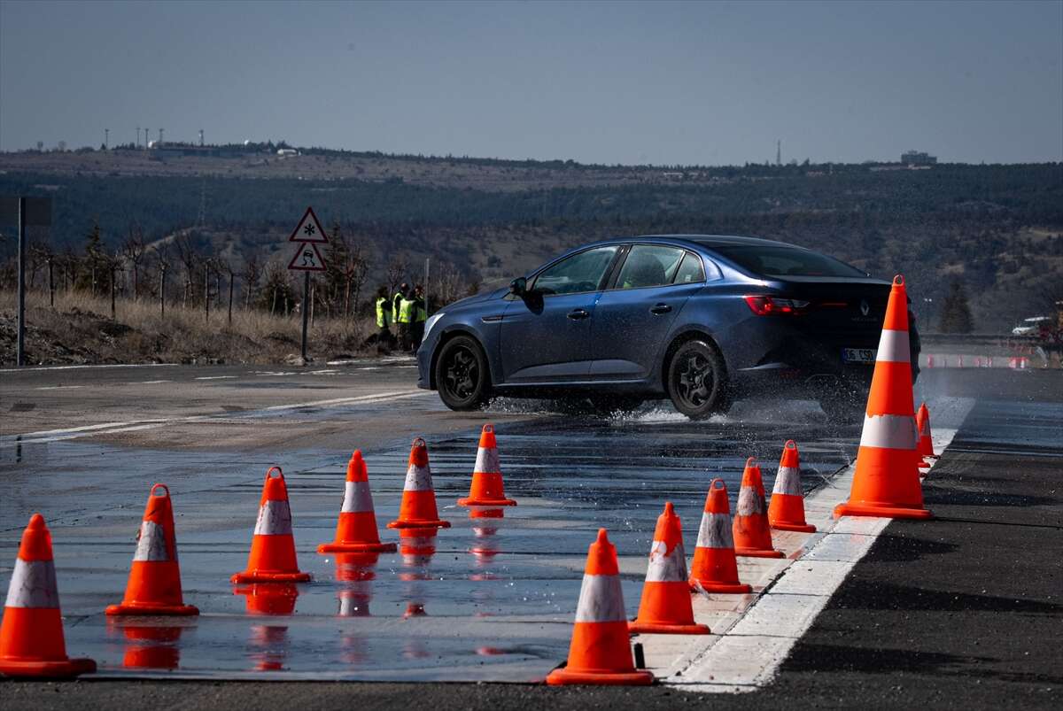 Trafik polisleri kazalara karşı özel parkurlarda eğitiliyor 3