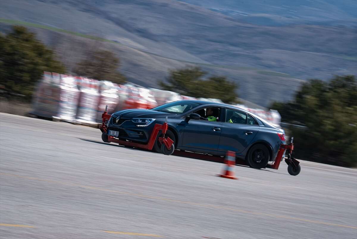 Trafik polisleri kazalara karşı özel parkurlarda eğitiliyor 6
