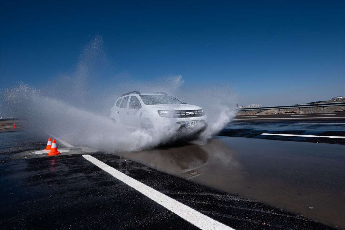 Trafik polisleri kazalara karşı özel parkurlarda eğitiliyor 10