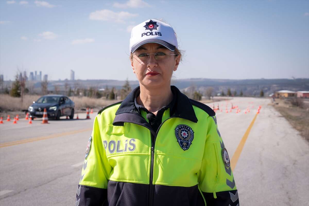 Trafik polisleri kazalara karşı özel parkurlarda eğitiliyor 12