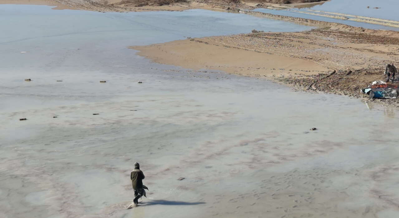 Tuz Gölü’nde kaçak avcılardan silahlı saldırı! Memuru yaralayıp atla kaçtılar 6