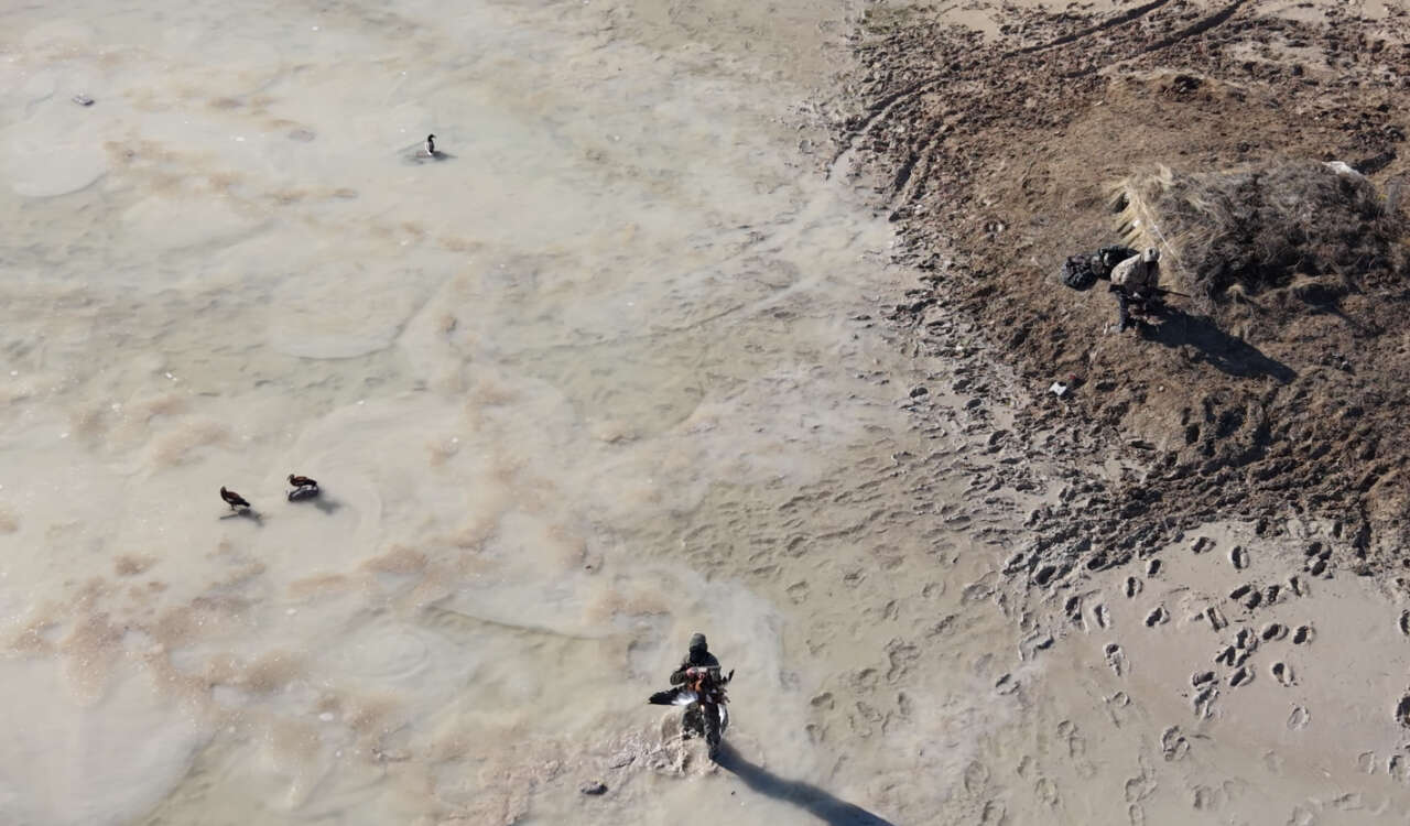 Tuz Gölü’nde kaçak avcılardan silahlı saldırı! Memuru yaralayıp atla kaçtılar 4