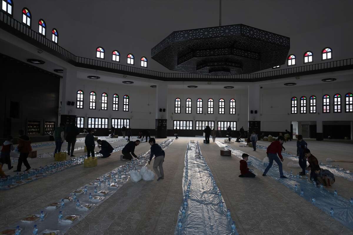 Konya Büyükşehir Belediyesi Şam’da 1000 kişiye iftar verdi 8