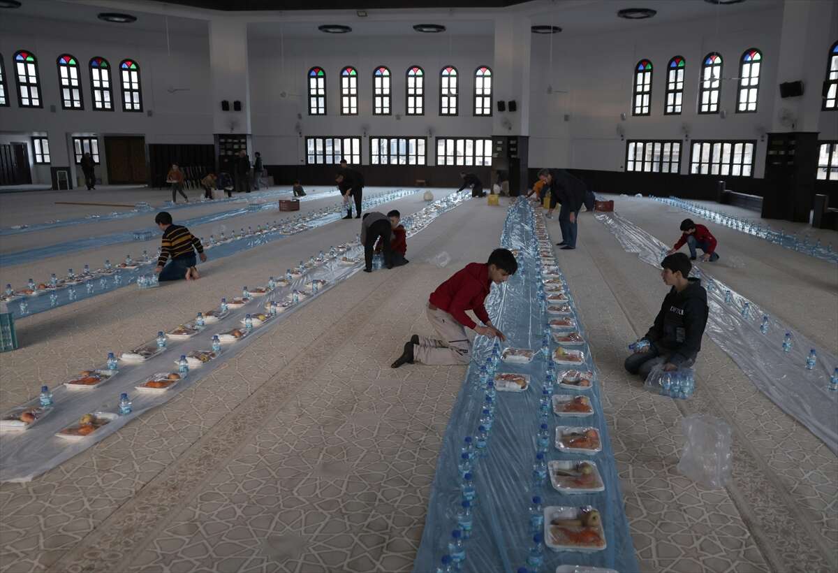 Konya Büyükşehir Belediyesi Şam’da 1000 kişiye iftar verdi 7