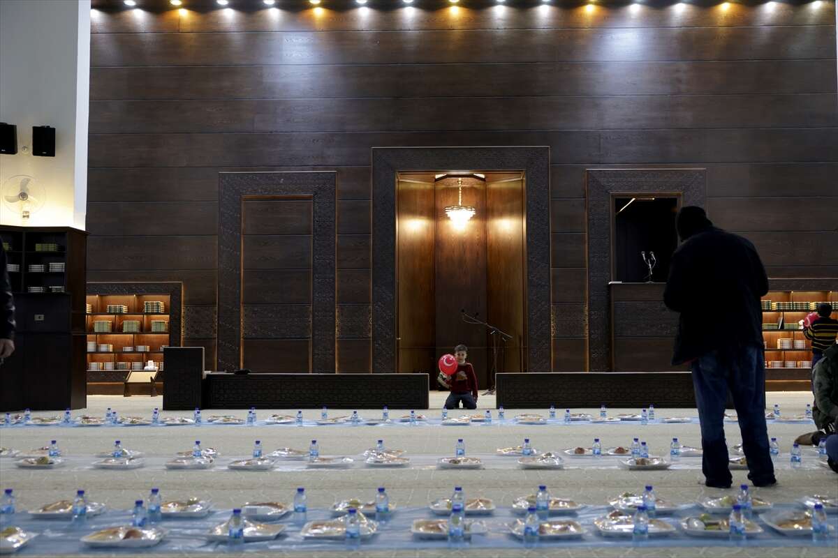 Konya Büyükşehir Belediyesi Şam’da 1000 kişiye iftar verdi 3