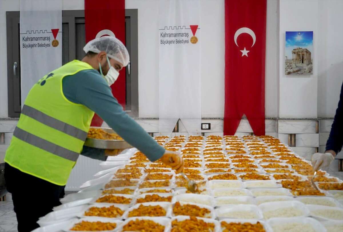Konya Büyükşehir Belediyesi Şam’da 1000 kişiye iftar verdi 12