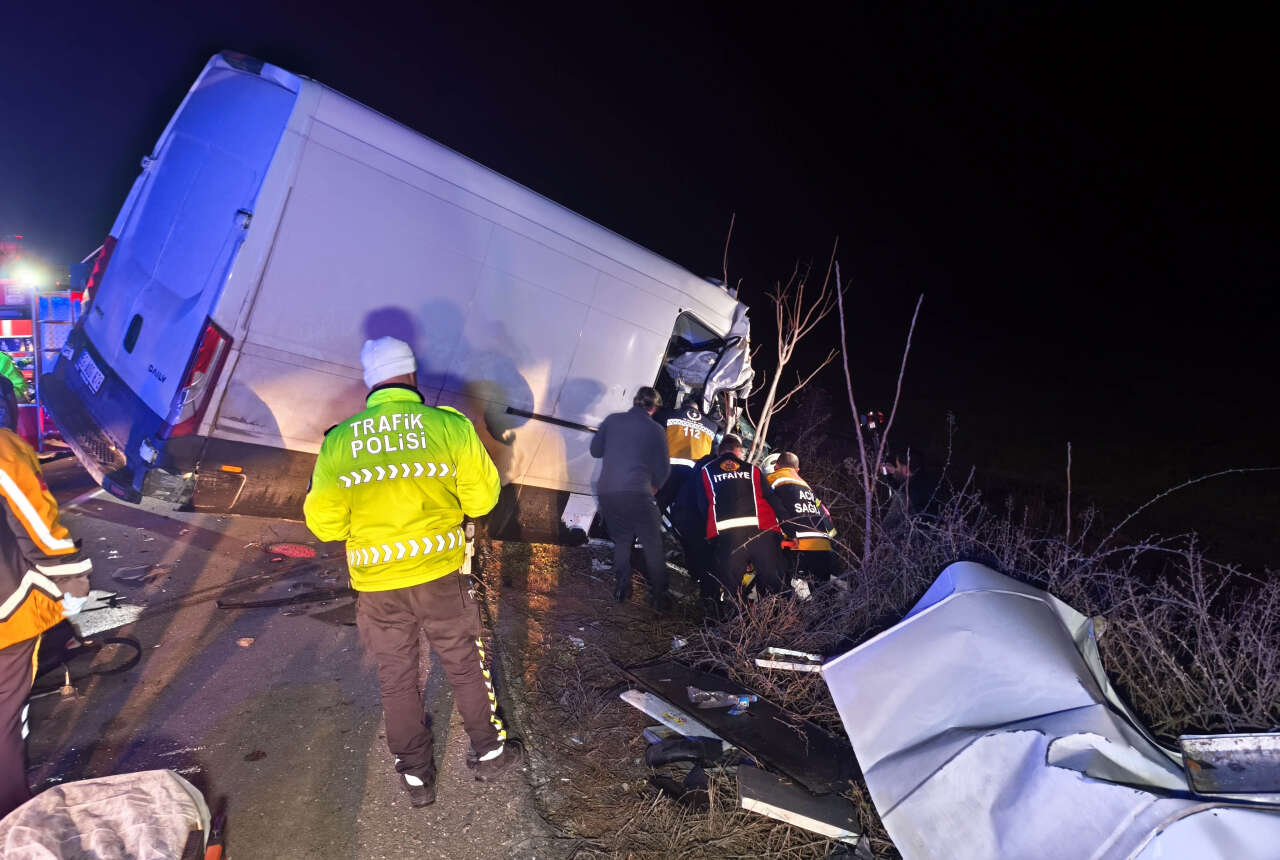 Kamyonet TIR’a çarptı, 2 kişi hayatını kaybetti 1