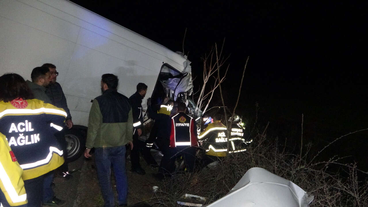Kamyonet TIR’a çarptı, 2 kişi hayatını kaybetti 2