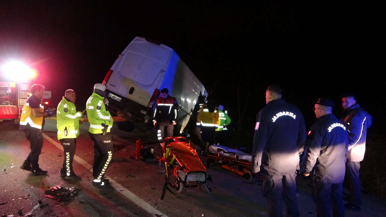 Kamyonet TIR’a çarptı, 2 kişi hayatını kaybetti 3