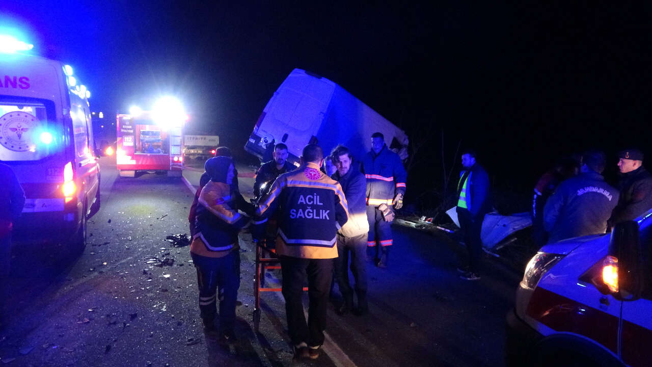 Kamyonet TIR’a çarptı, 2 kişi hayatını kaybetti 7