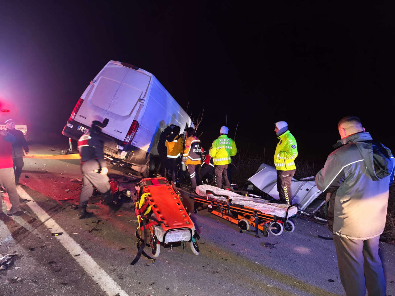 Kamyonet TIR’a çarptı, 2 kişi hayatını kaybetti 5