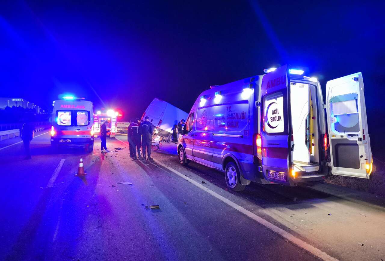 Kamyonet TIR’a çarptı, 2 kişi hayatını kaybetti 6