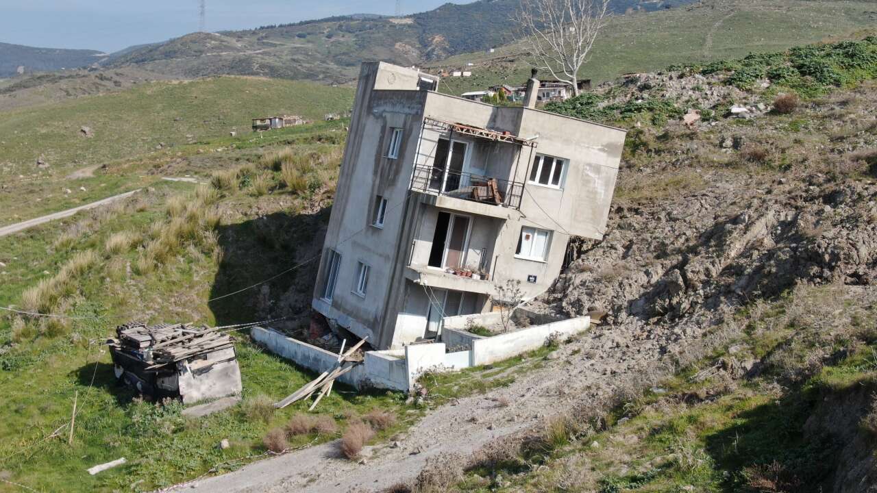 Çöp tesisi heyelana neden oldu! 14 ev yıkıldı, yolun güzergahı değişti 7