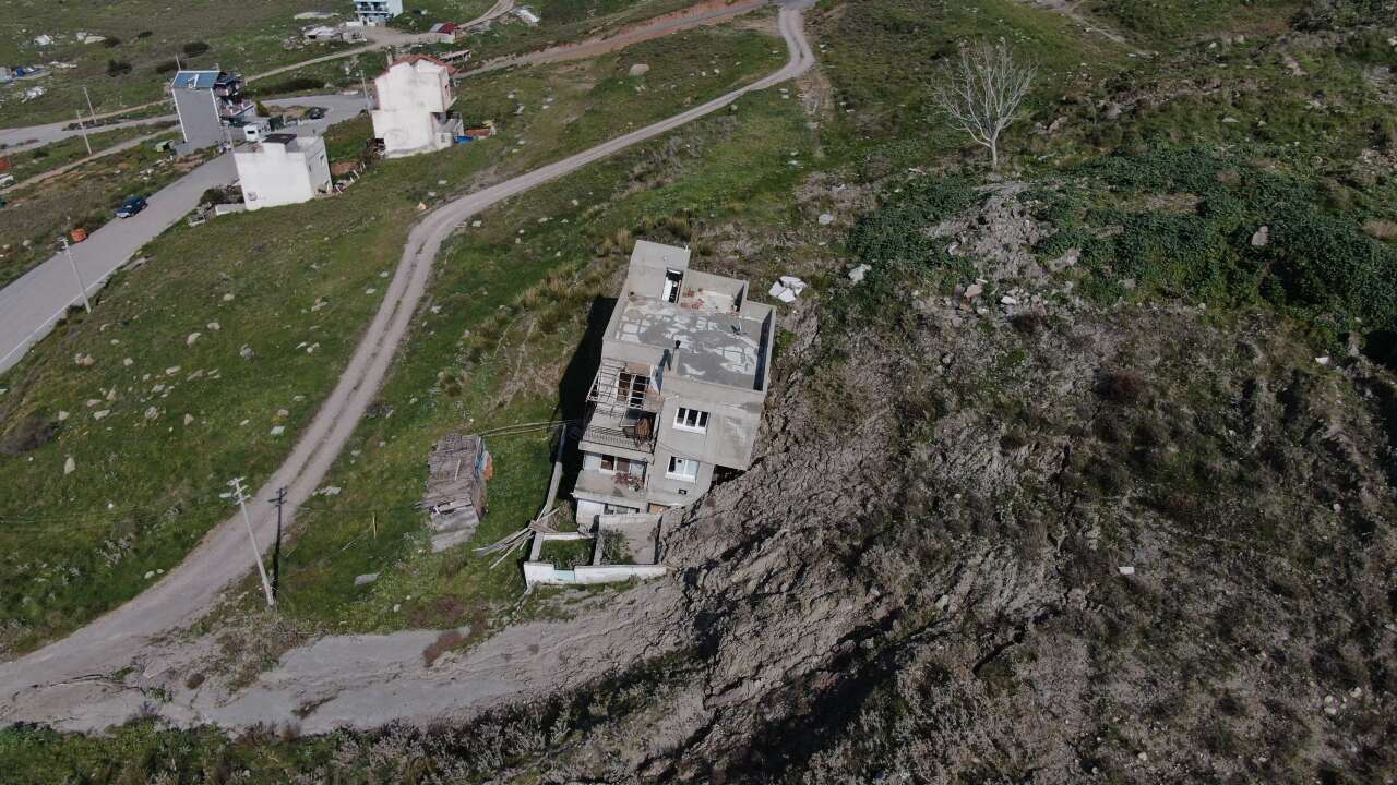 Çöp tesisi heyelana neden oldu! 14 ev yıkıldı, yolun güzergahı değişti 6