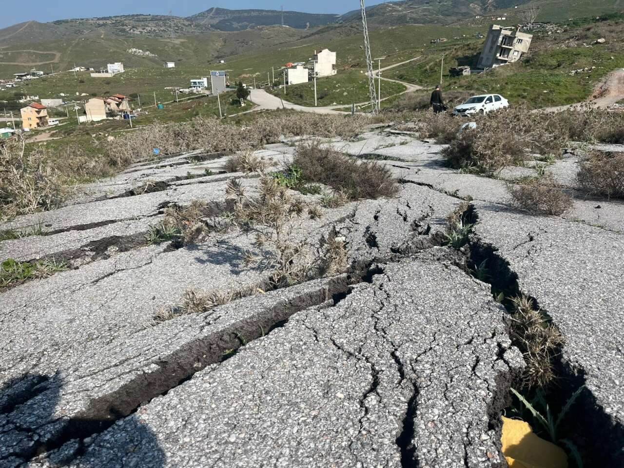 Çöp tesisi heyelana neden oldu! 14 ev yıkıldı, yolun güzergahı değişti 3