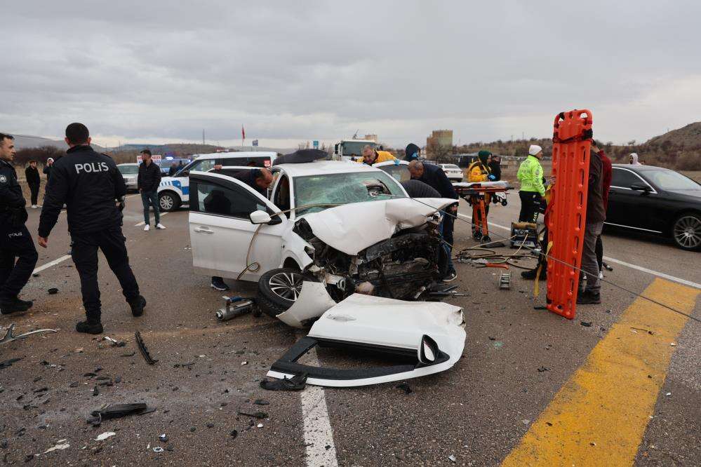 Bayram yolundaki aile Karapınar kavşağında kaza yaptı, baba ve 2 oğlu öldü 1
