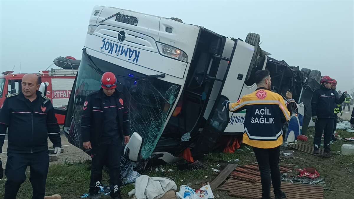 Bayram sabahı feci kaza! Yolcu otobüsü devrildi, 2 ölü, 19 yaralı var 2