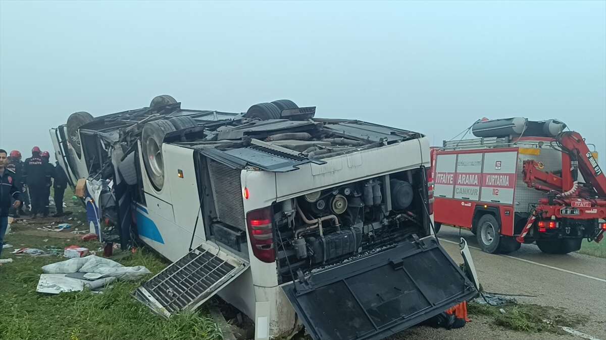 Bayram sabahı feci kaza! Yolcu otobüsü devrildi, 2 ölü, 19 yaralı var 1
