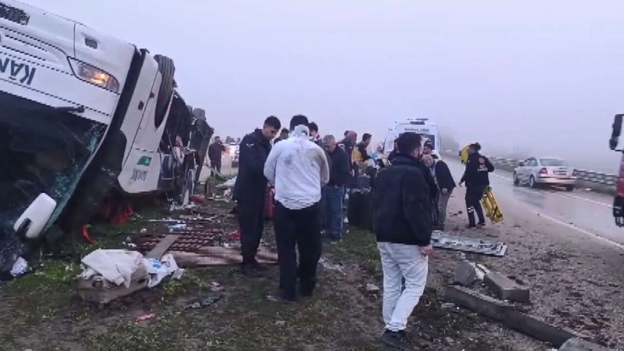 Bayram sabahı feci kaza! Yolcu otobüsü devrildi, 2 ölü, 19 yaralı var 5