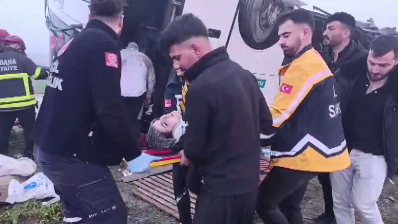 Bayram sabahı feci kaza! Yolcu otobüsü devrildi, 2 ölü, 19 yaralı var 7