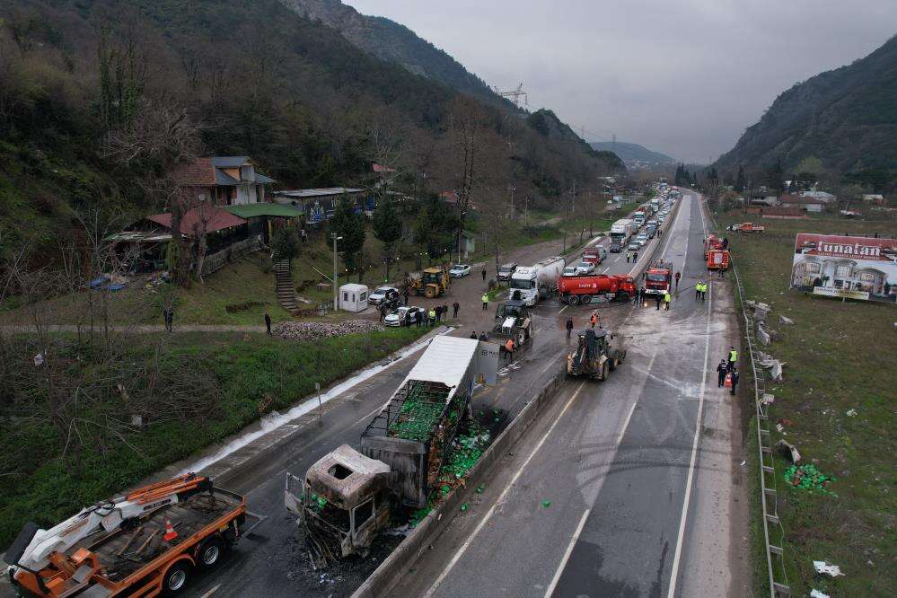 2 TIR çarpıştı, Konya plakalı olan alev aldı, yol kilitlendi 10