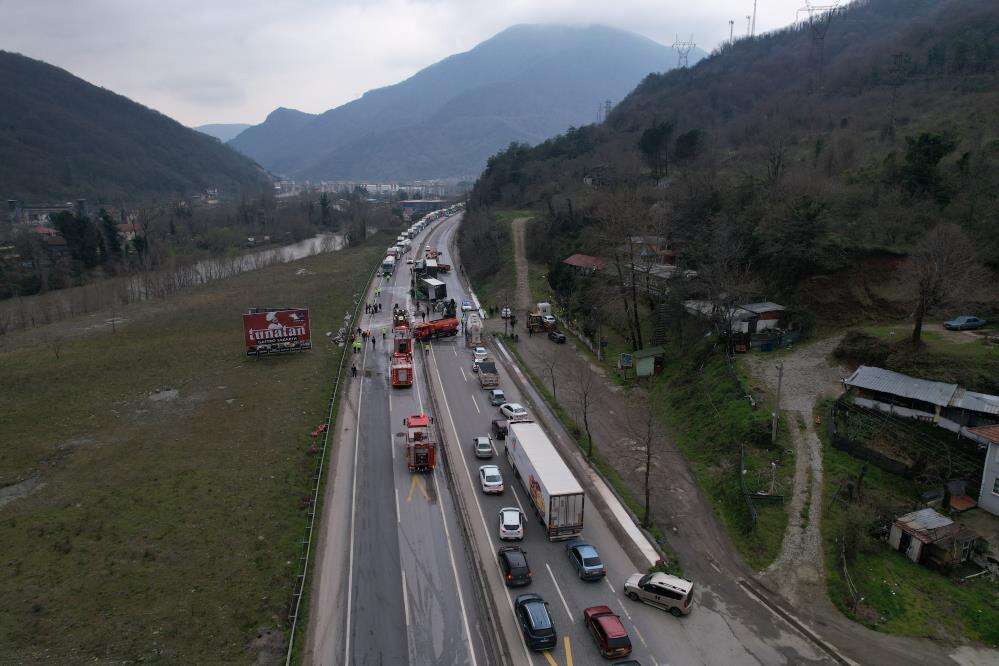 2 TIR çarpıştı, Konya plakalı olan alev aldı, yol kilitlendi 12
