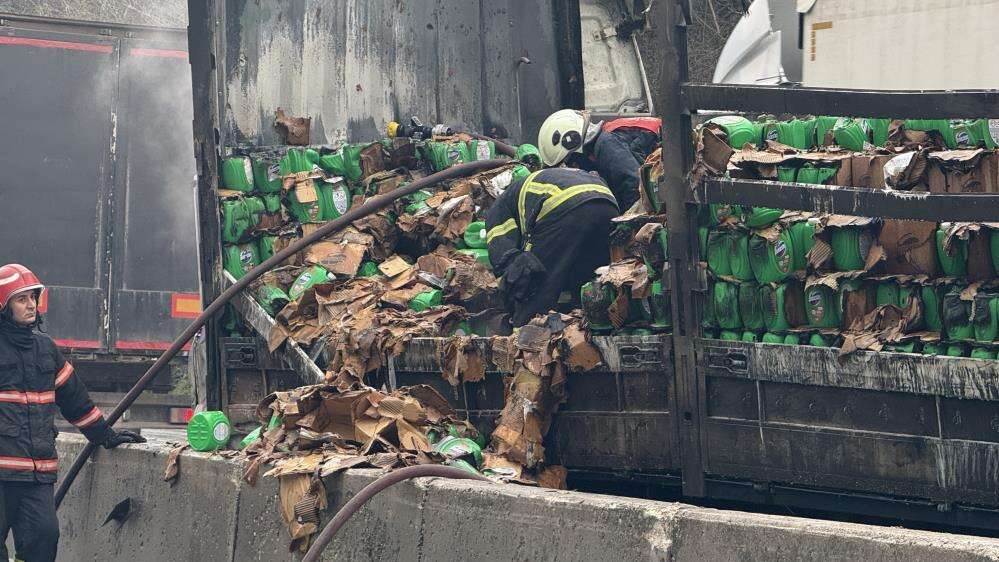 2 TIR çarpıştı, Konya plakalı olan alev aldı, yol kilitlendi 9