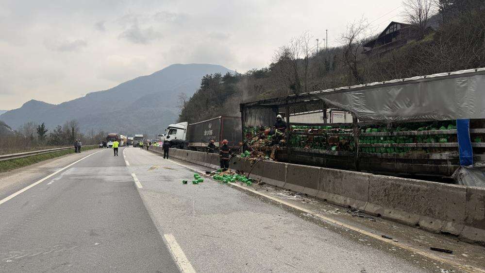 2 TIR çarpıştı, Konya plakalı olan alev aldı, yol kilitlendi 3