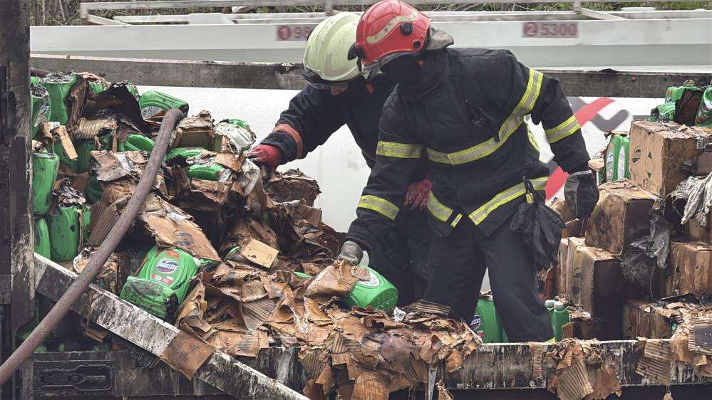 2 TIR çarpıştı, Konya plakalı olan alev aldı, yol kilitlendi 6