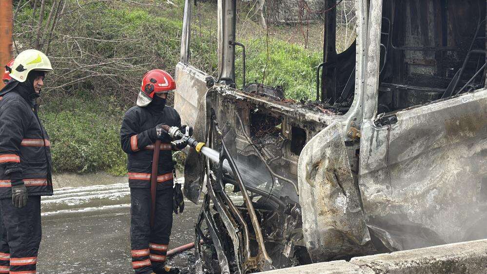 2 TIR çarpıştı, Konya plakalı olan alev aldı, yol kilitlendi 5