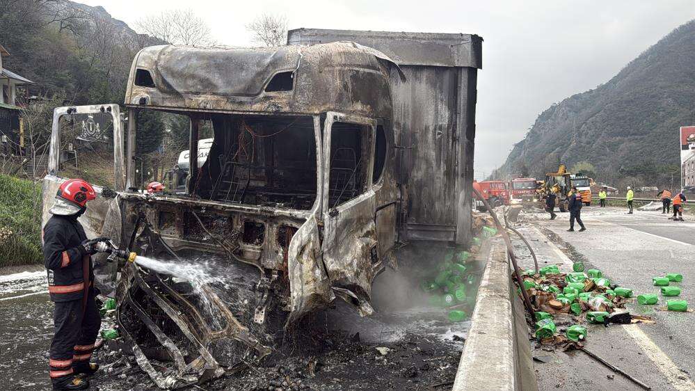 2 TIR çarpıştı, Konya plakalı olan alev aldı, yol kilitlendi 8