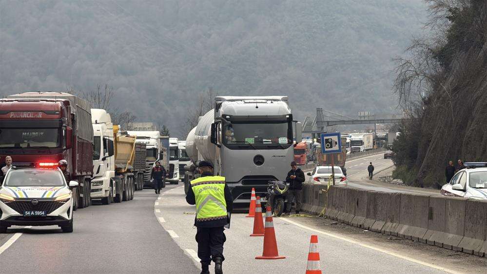 2 TIR çarpıştı, Konya plakalı olan alev aldı, yol kilitlendi 1