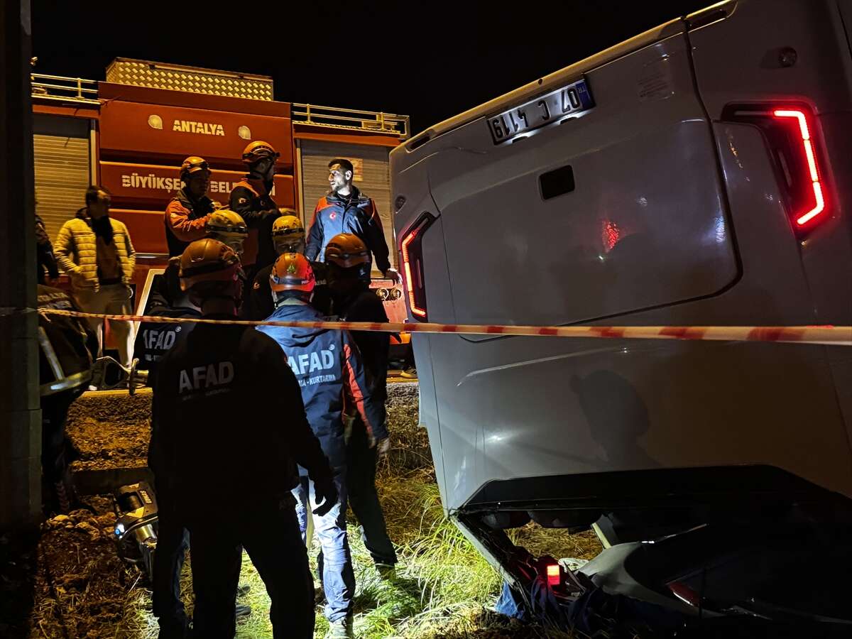 Gardiyanları taşıyan otobüs devrildi! 16 yaralı var 1