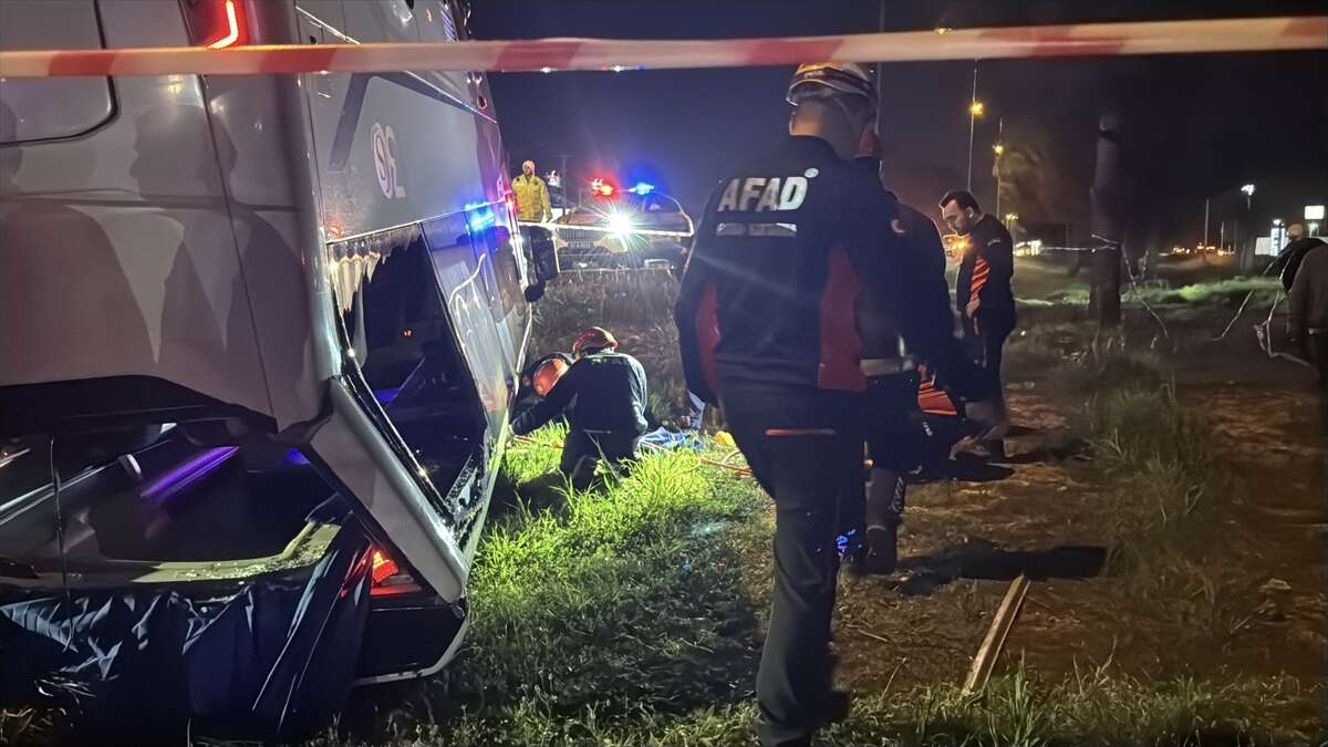 Gardiyanları taşıyan otobüs devrildi! 16 yaralı var 2