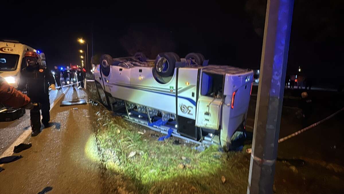 Gardiyanları taşıyan otobüs devrildi! 16 yaralı var 3