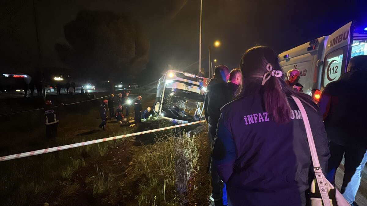 Gardiyanları taşıyan otobüs devrildi! 16 yaralı var 4