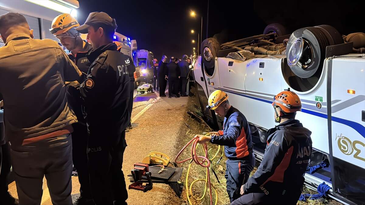 Gardiyanları taşıyan otobüs devrildi! 16 yaralı var 5