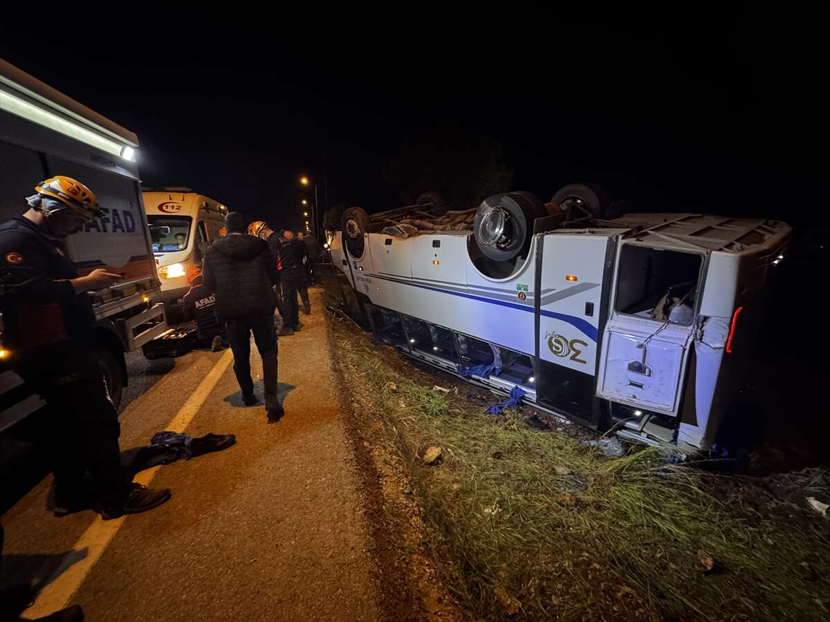 Gardiyanları taşıyan otobüs devrildi! 16 yaralı var 6