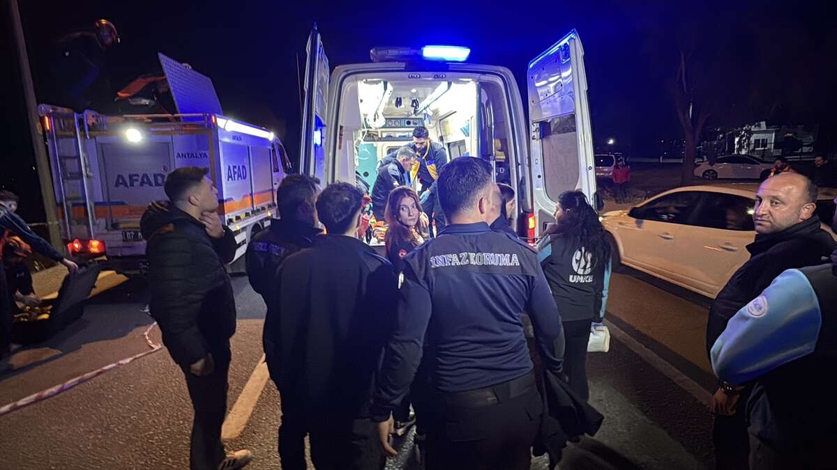 Gardiyanları taşıyan otobüs devrildi! 16 yaralı var 7