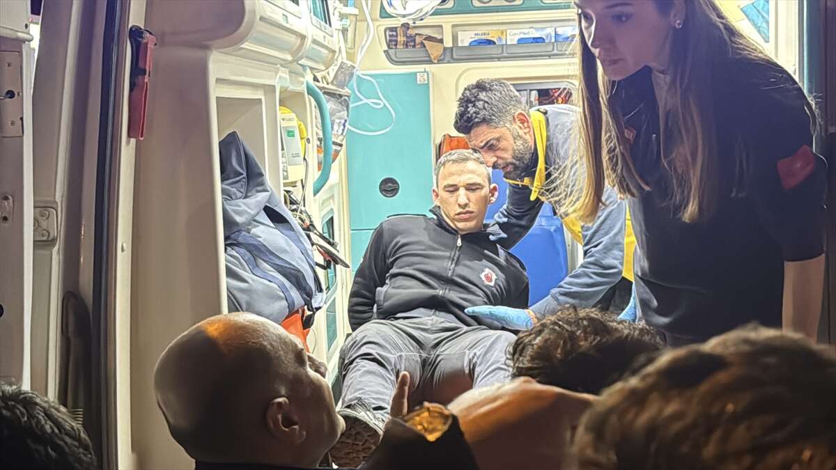 Gardiyanları taşıyan otobüs devrildi! 16 yaralı var 8