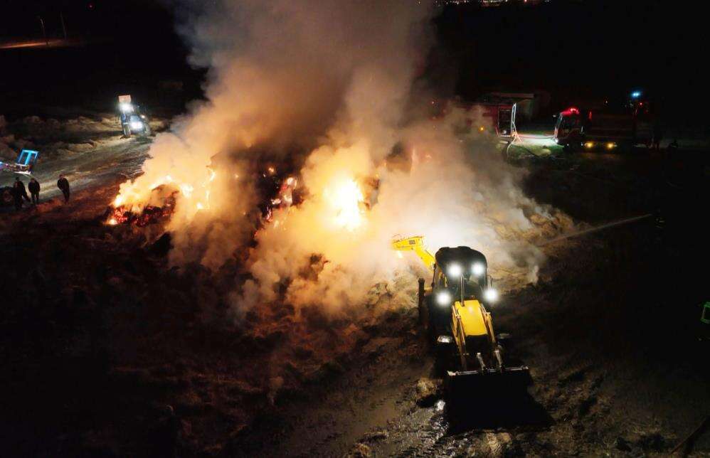 Mandırada korkutan yangın! 70 ton saman kül oldu 1