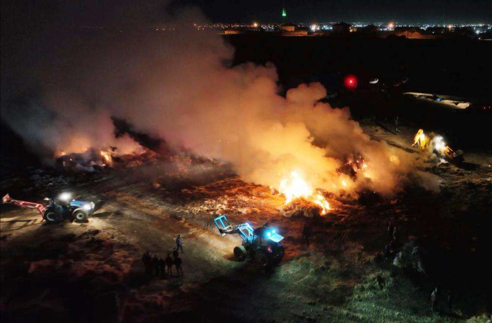 Mandırada korkutan yangın! 70 ton saman kül oldu 2