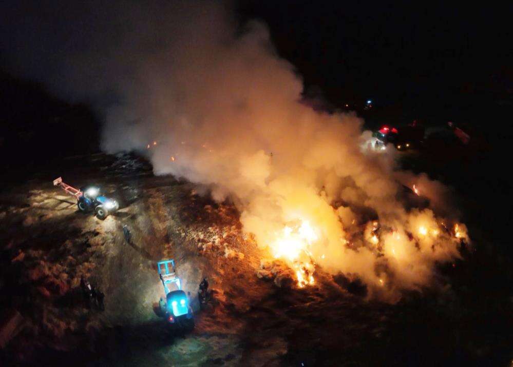 Mandırada korkutan yangın! 70 ton saman kül oldu 4