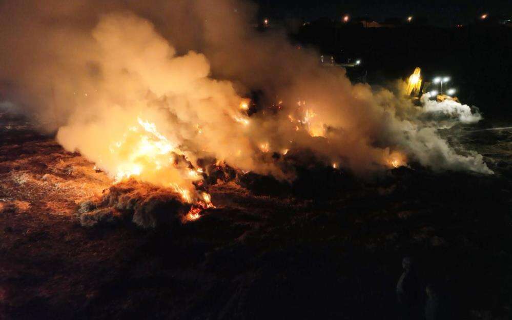 Mandırada korkutan yangın! 70 ton saman kül oldu 3